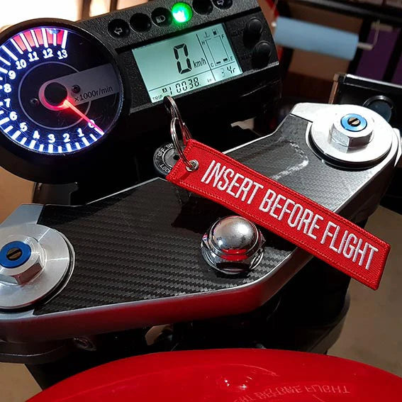 SCHLÜSSELANHÄNGER – INSERT BEFORE FLIGHT