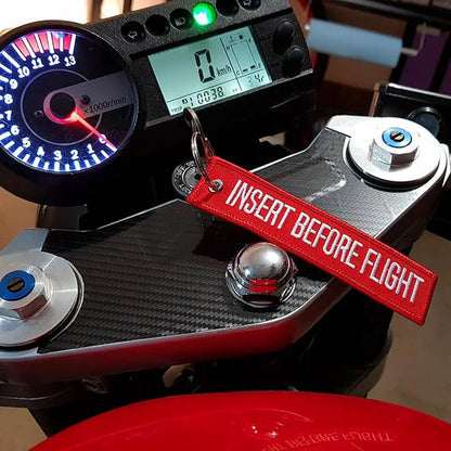 SCHLÜSSELANHÄNGER – INSERT BEFORE FLIGHT